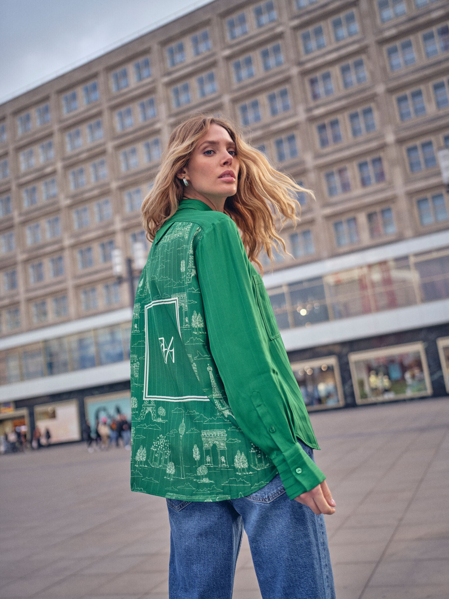 Modelshot / Amazon / Detail